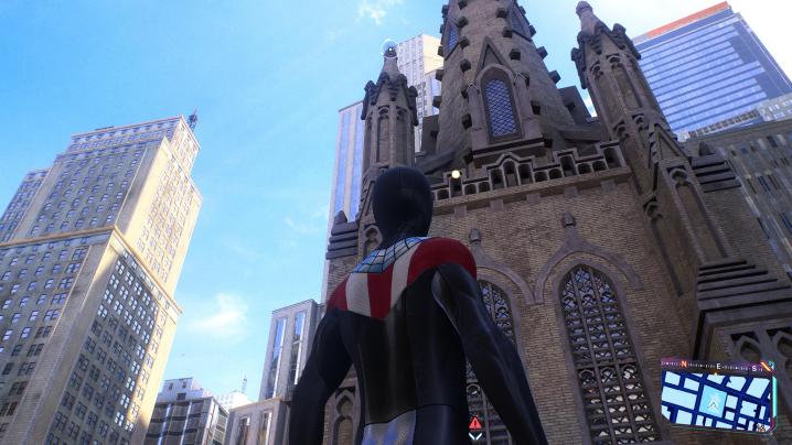 Miles mirando el campanario de una iglesia en Spider-Man 2.