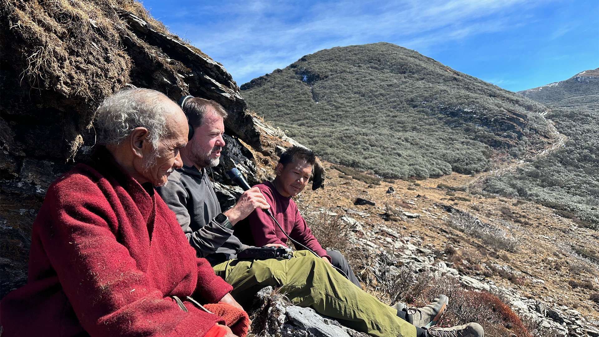 Richard Horsey (centro) grabando en el Santuario de Vida Silvestre Sakteng junto al guía nómada Brokpa Sumba (izquierda) y la guía Pema Sonam (derecha).
