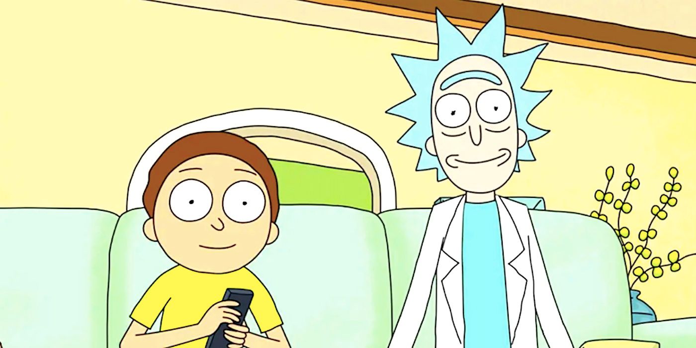 Rick y Morty miran directamente al espectador mientras están sentados en un sofá.