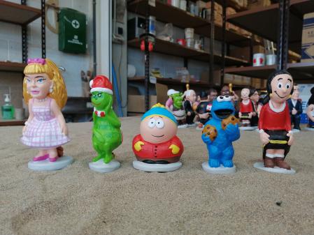 Barbie, Grinch, Eric Cartman, de South Park, Cookie Monster y Olivia Oyl, la pareja de Popeye.