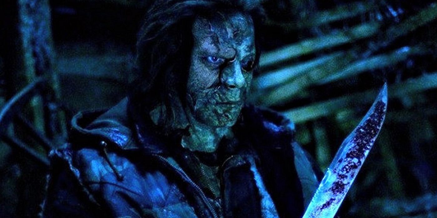 Halloween 2 Rob Zombie Michael Myers con una máscara maltratada sosteniendo un cuchillo