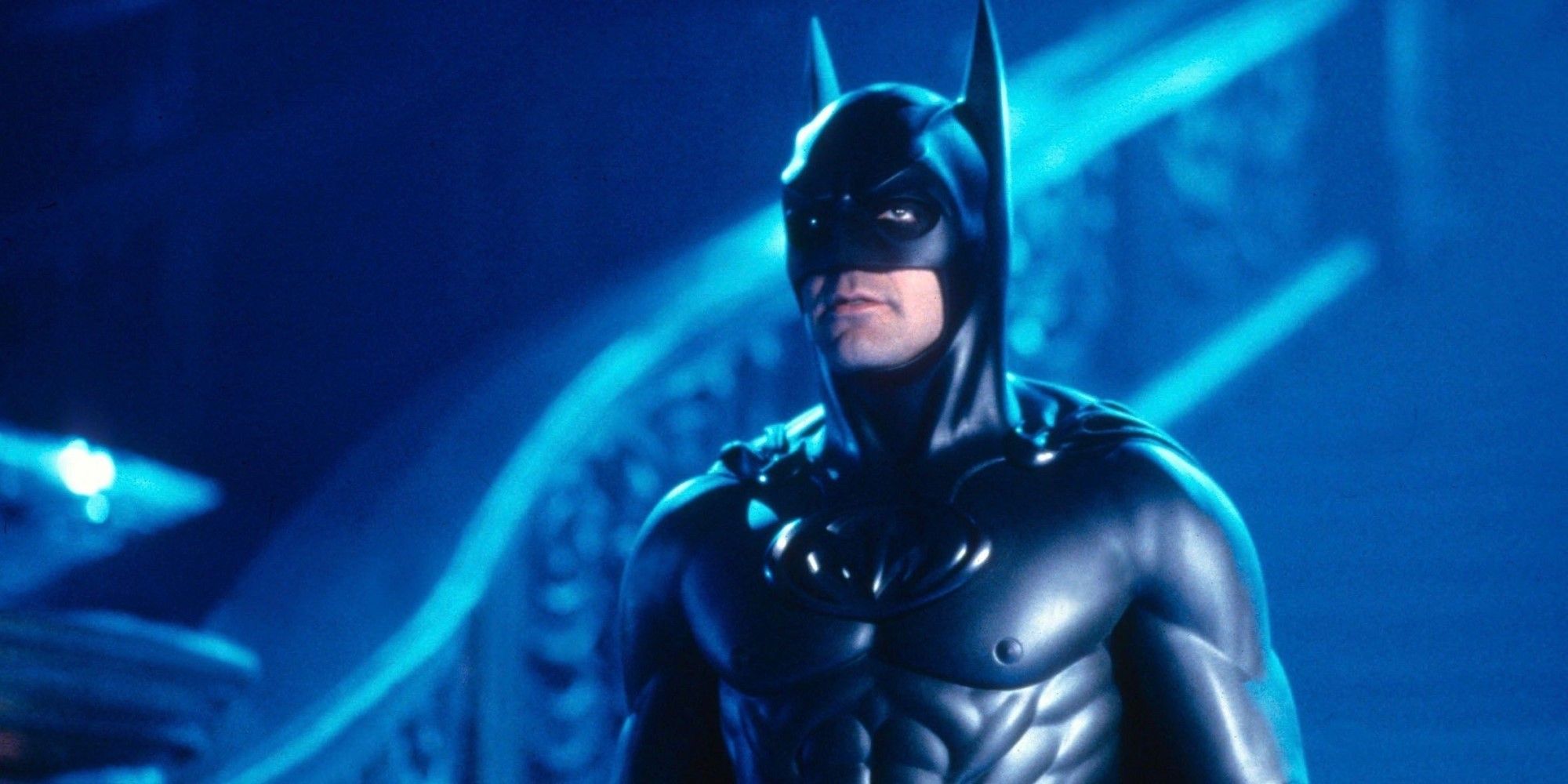 George Clooney como Batman luciendo heroico en una habitación azul en Batman & Robin.