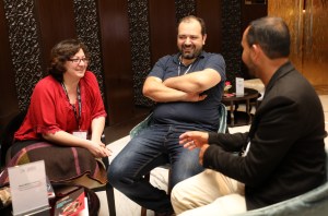 La directora Diana El Jeiroudi (izq.) y la productora Orwa Nyrabia (centro) se reúnen con Raúl Nino Zambrano de IDFA durante una sesión individual para discutir su nuevo proyecto 'Republic of Silence' en el tercer día de Qumra, la tercera edición de la industria. evento del Doha Film Institute dedicado al desarrollo de cineastas emergentes el 5 de marzo de 2017 en Doha, Qatar. 