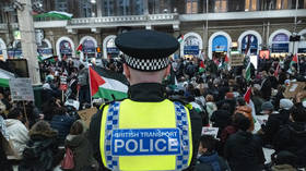 Mujeres británicas acusadas en virtud de la ley antiterrorista por carteles de protesta