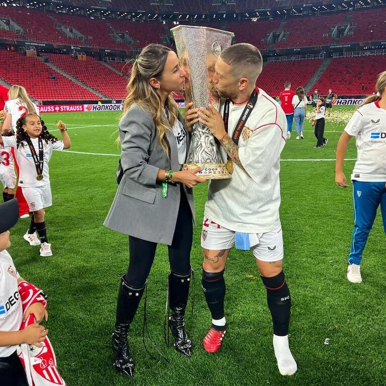 Alejandro Gómez and his wife, Linda Raff, celebrating their consecration in the Europa League with Sevilla.  (Photo: linda.raff/IG)