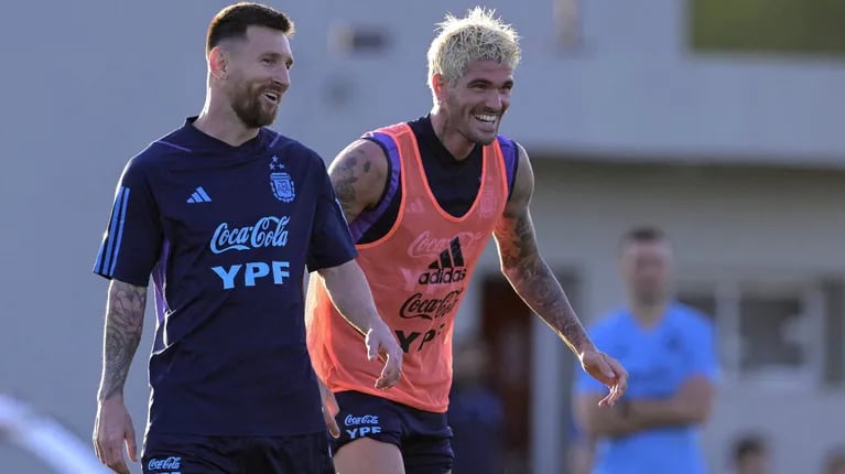 Lionel Messi and Rodrigo De Paul laugh after a strong, but funny exchange in training with the Argentine National Team.  (Photo: AFP)