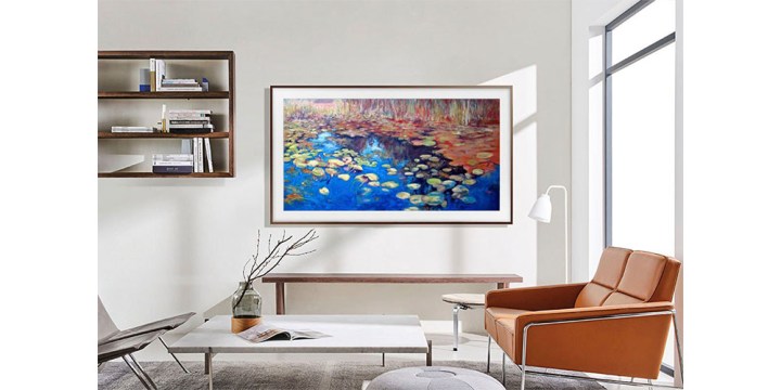 El televisor Samsung The Frame QLED de 65 pulgadas colocado en una pared de una atractiva sala de estar.