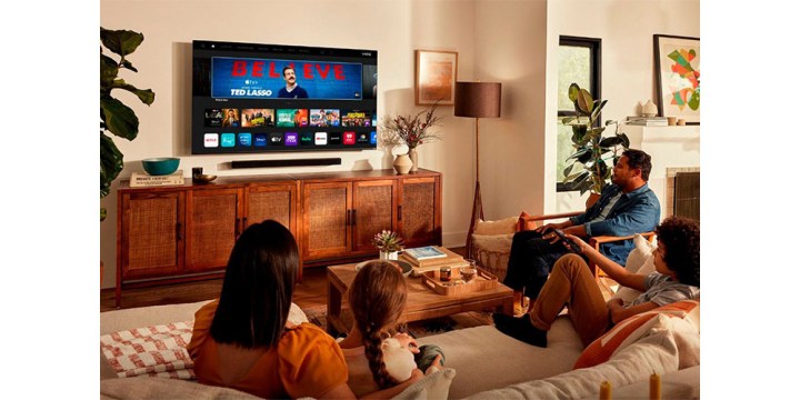 El televisor Vizio V-Series de 75 pulgadas en un ambiente de sala de estar para que toda la familia lo vea.