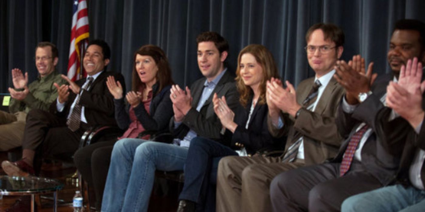 El elenco de Office aplaude en su panel de discusión sobre el documental 