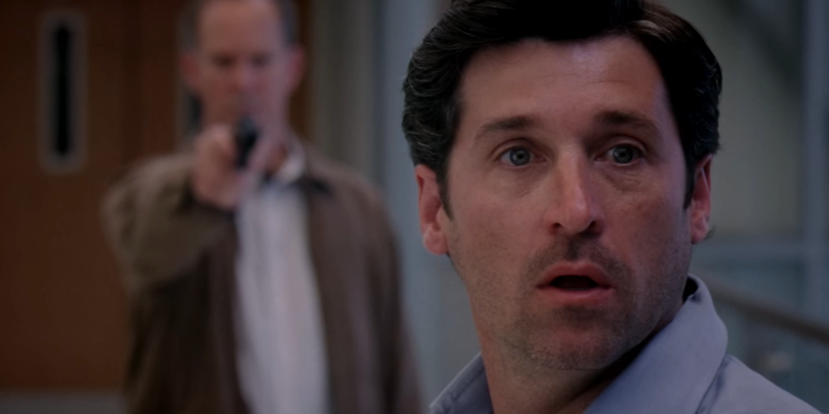 Derek y el tirador antes de recibir un disparo en Grey's Anatomy