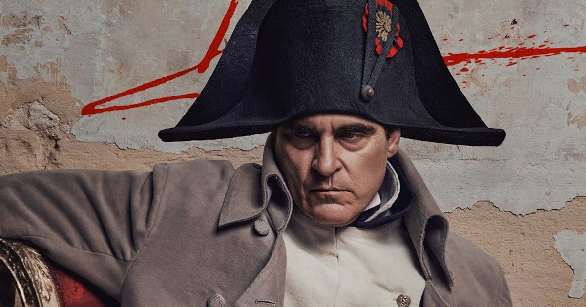 Joaquin Phoenix como Napoleón vestido para una foto promocional de la película.