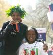Hellen Obiri celebra su victoria en el maratón de Nueva York junto a Tania, su hija, a principios de noviembre