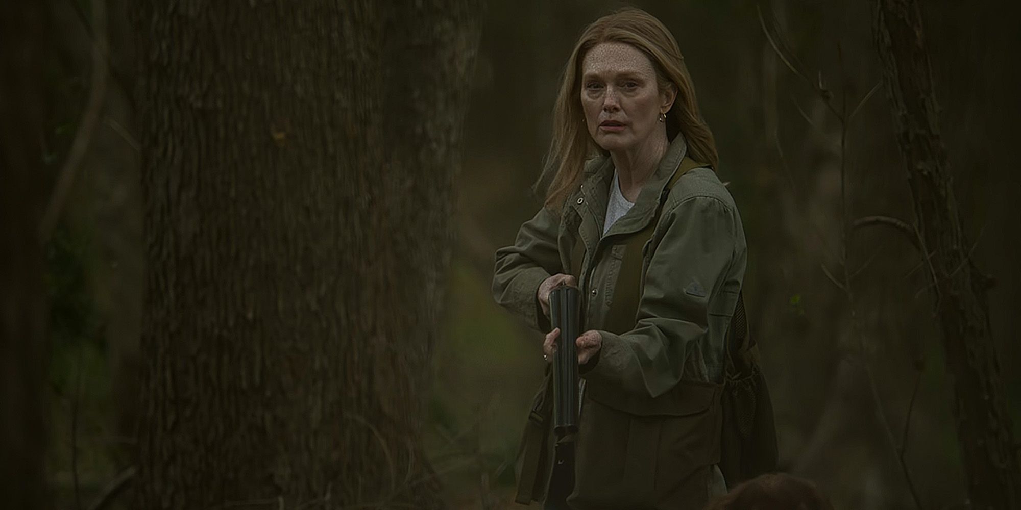 Julianne Moore como Gracie en el bosque con un rifle en mayo y diciembre.