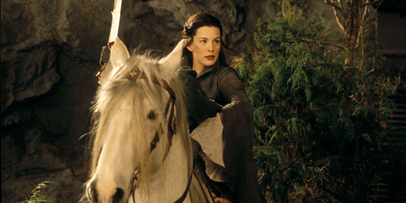 Liv Tyler como Arwen sobre un caballo con una espada en El Señor de los Anillos: La Comunidad del Anillo