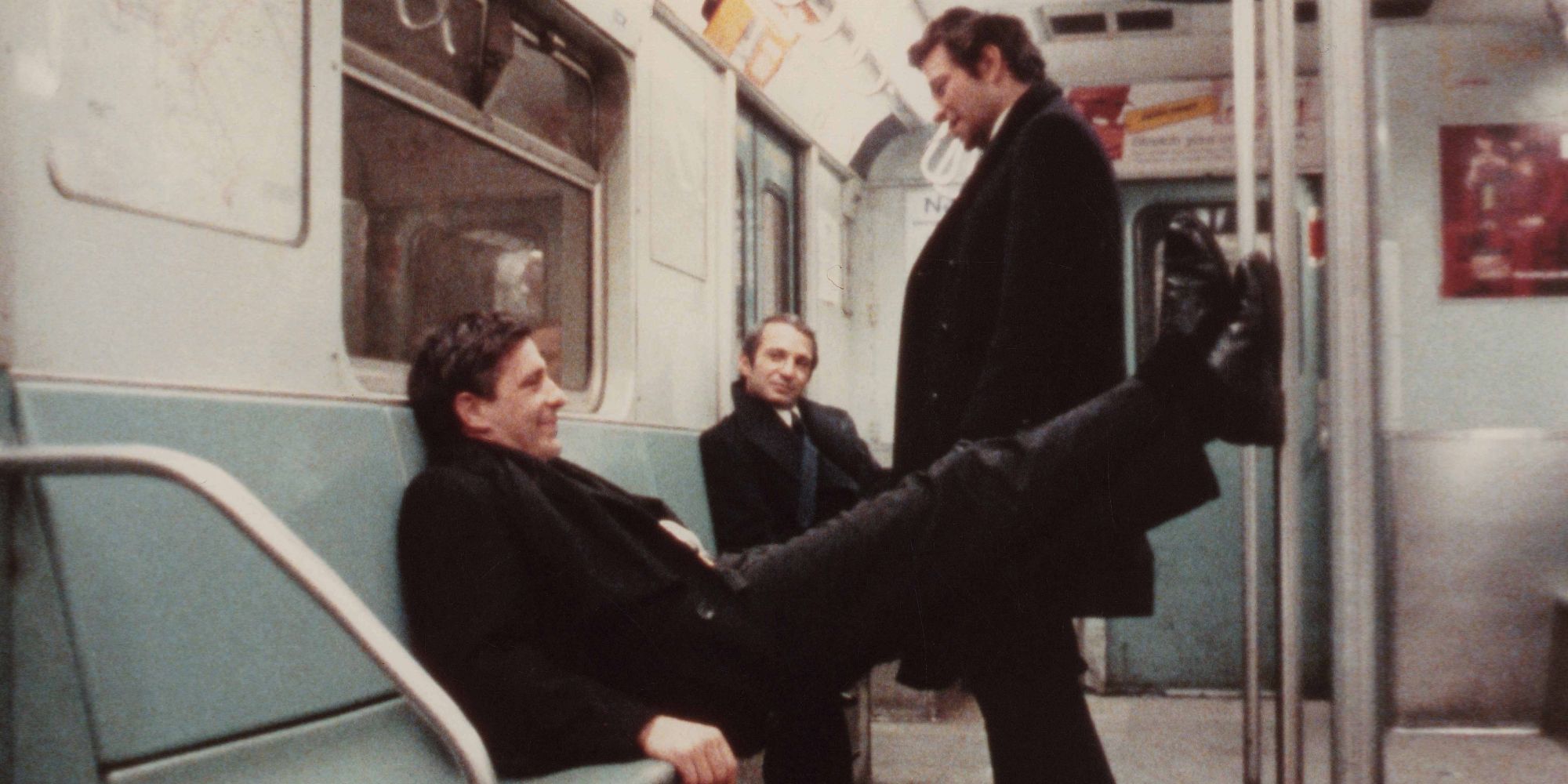 Ben Gazzara, Peter Falk y John Cassavetes como Harry, Archie y Gus viajando en metro en Maridos.