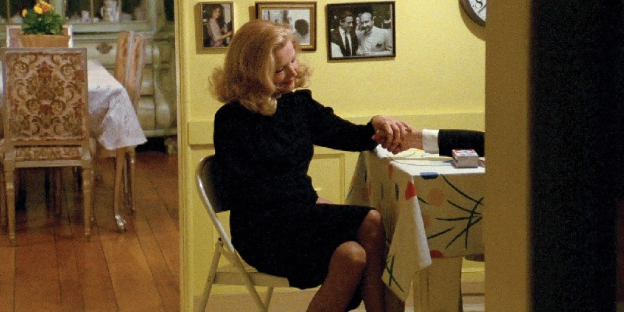 Gena Rowlands como Sarah Lawson sentada en una silla y sosteniendo la mano de alguien en la película Love Streams
