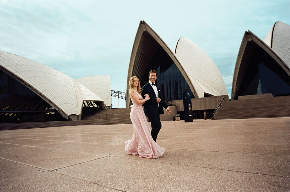 Sydney Sweeney y Glen Powell en una escena frente a la Ópera de Sydney.