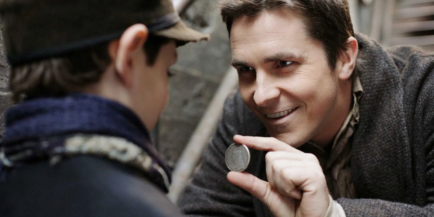 Alfred Borden de Christian Bale realizando un truco de magia con una moneda para un niño en The Prestige