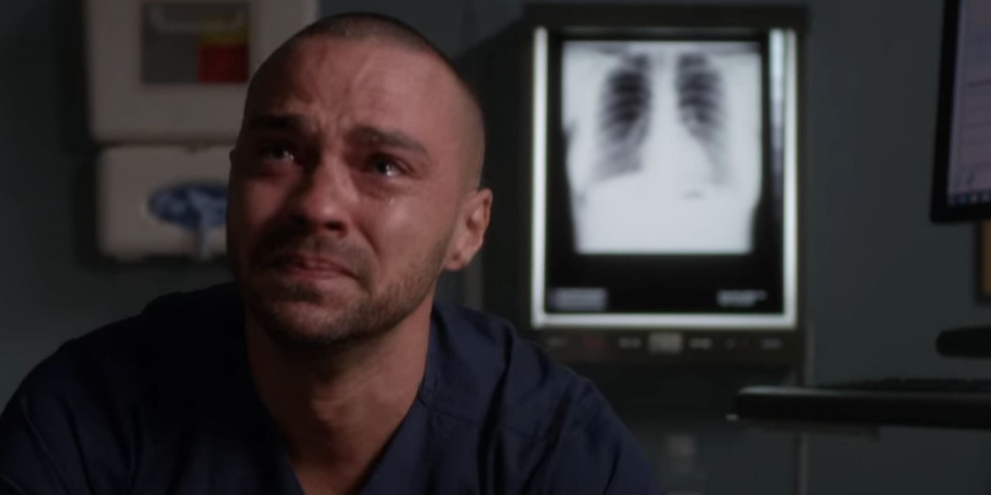 Jackson llorando sobre la cama de April en Grey's Anatomy
