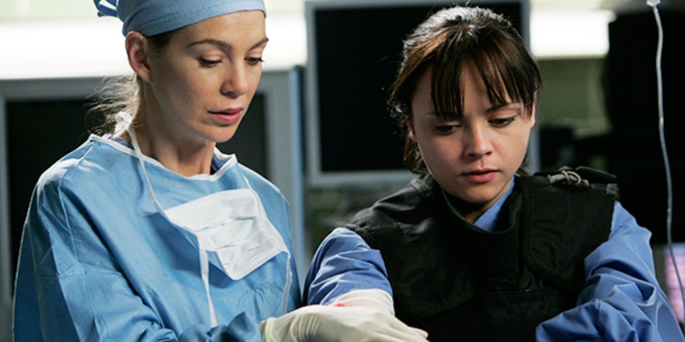 Meredith y Hannah con las manos en el paciente con una bomba en Grey's Anatomy