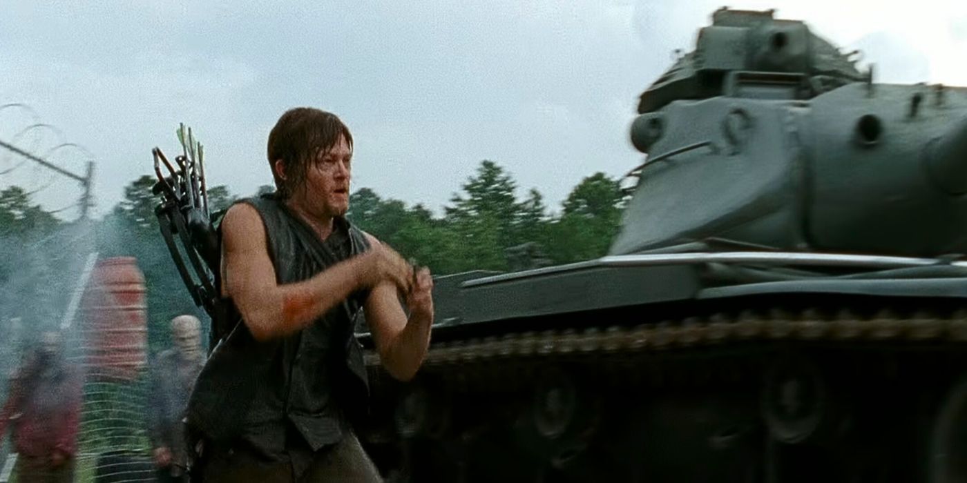 Daryl Dixon (Norman Reedus) corre hacia un tanque con una granada en The Walking Dead