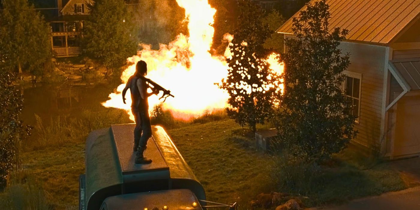 Daryl (Norman Reedus) dispara un lanzacohetes en Alejandría para distraer a una horda en The Walking Dead