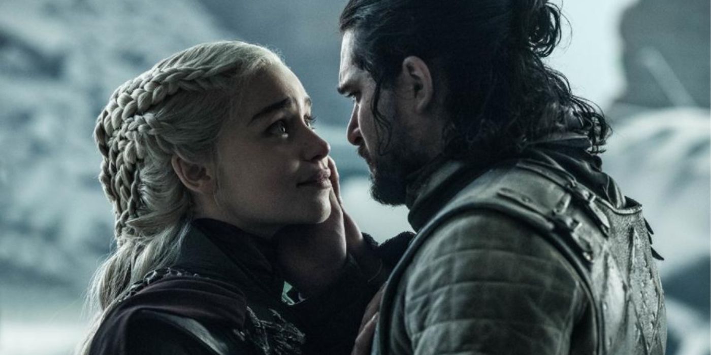 Daenerys Targaryen y Jon Snow abrazados en el final de la serie Juego de Tronos