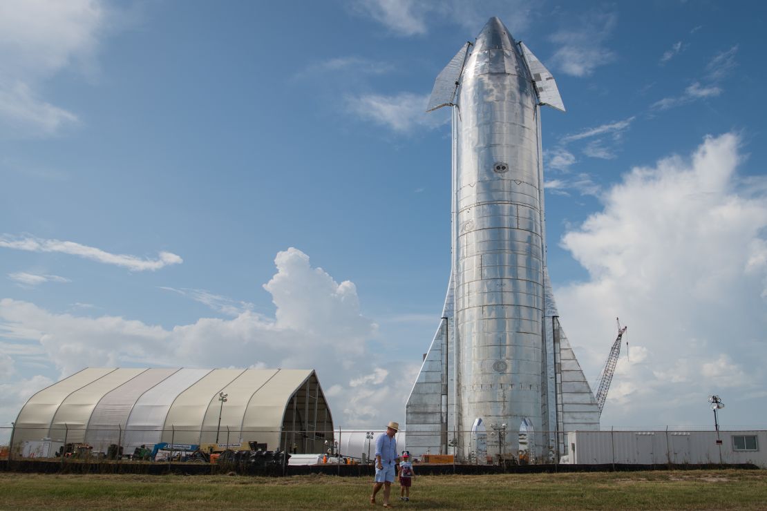   Se ve un prototipo de la nave espacial Starship de SpaceX en las instalaciones de lanzamiento de la compañía en Texas el 28 de septiembre de 2019 en Boca Chica, cerca de Brownsville, Texas.