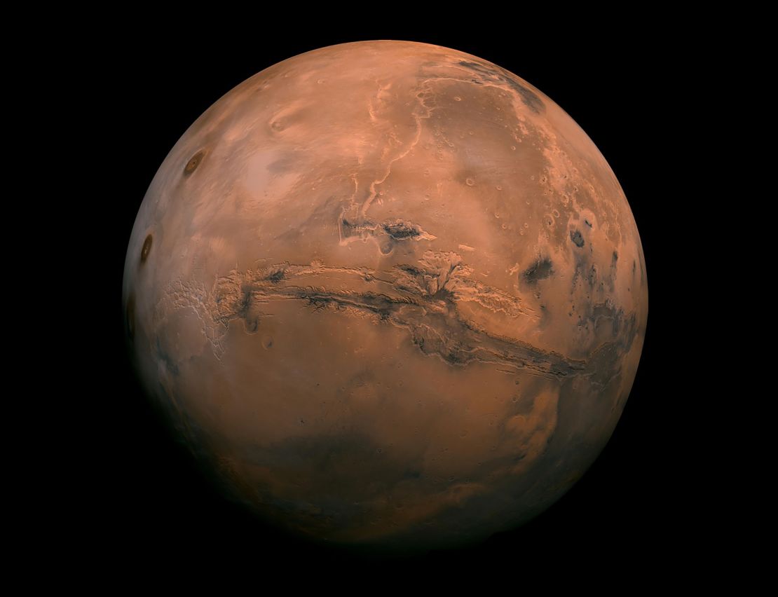 Marte, el cuarto planeta desde el sol, tiene días que son aproximadamente tan largos como los días terrestres.  Pero es un planeta más pequeño, sus temperaturas promedian -81 grados Fahrenheit y su atmósfera es mucho más delgada y está compuesta principalmente de dióxido de carbono.