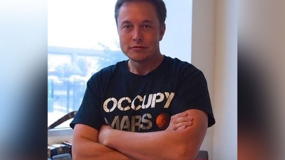 Musk, en una foto publicada en su Instagram, lleva uno de SpaceX. 
