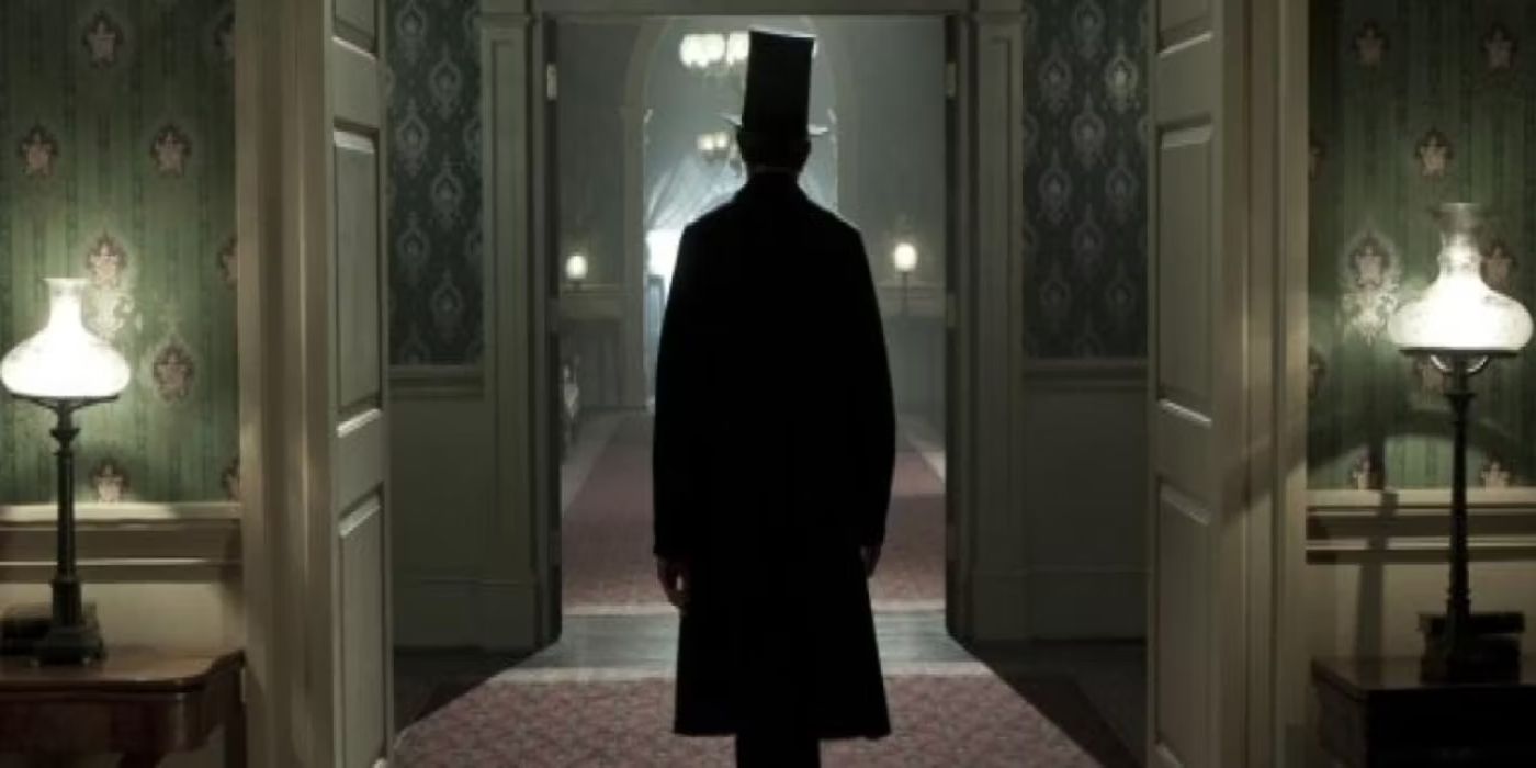 Lincoln camina por un pasillo camino al teatro antes de su asesinato.