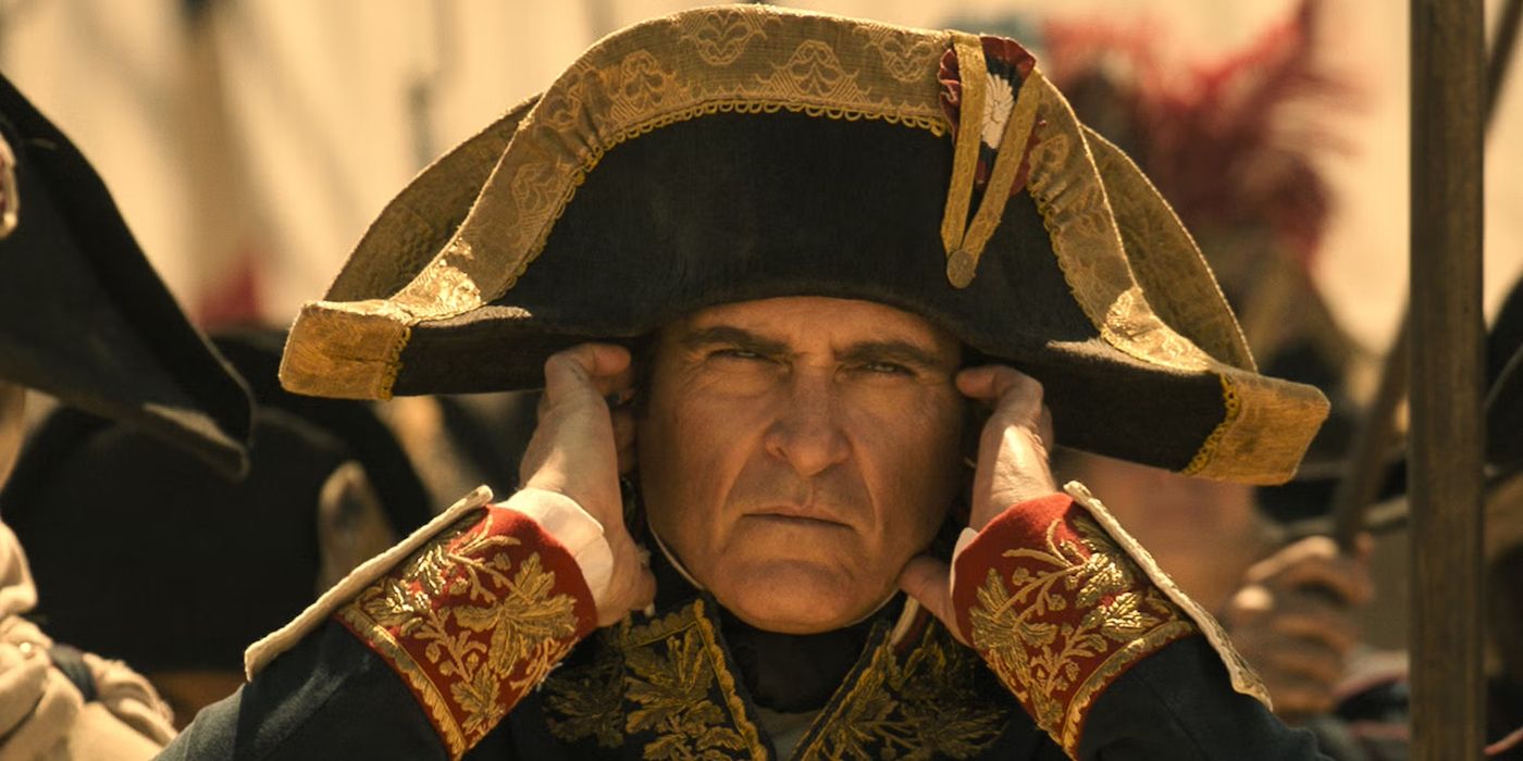 Joaquin Phoenix tapándose las orejas en Napoleón