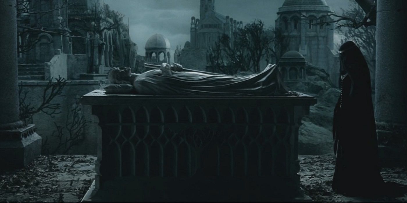 Arwen junto a la tumba de Aragorn en El Señor de los Anillos.