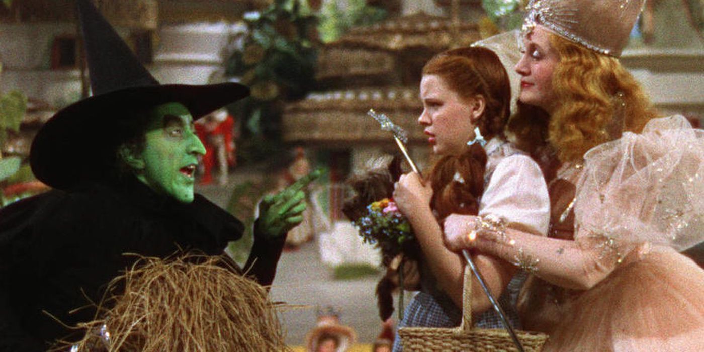 La malvada bruja del oeste (Margaret Hamilton), Dorothy (Judy Garland) y Glinda (Billie Burke) en El mago de Oz (1939).