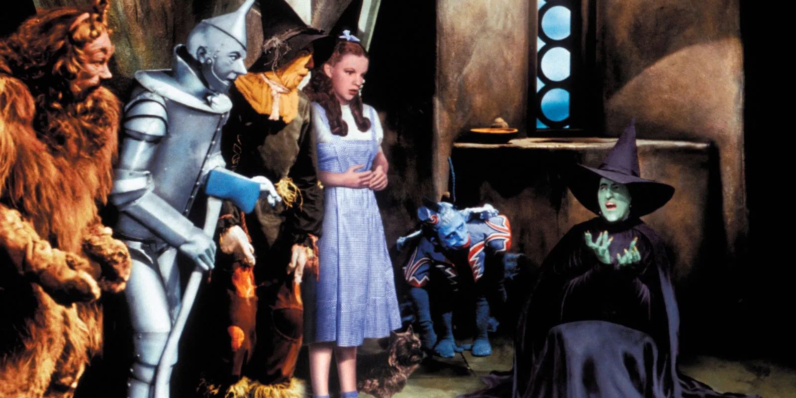 Dorothy (Judy Garland) y sus amigos observan con horror cómo La Malvada Bruja del Oeste (Margaret Hamilton) se derrite en El Mago de Oz (1939).