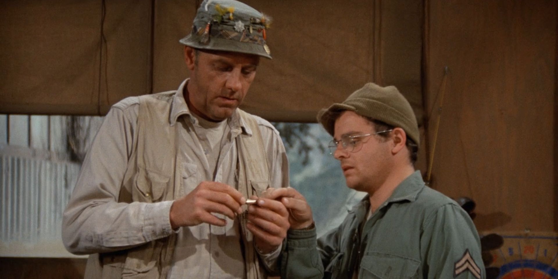 McLean Stevenson y Gary Burghoff como el teniente coronel Henry Blake y Radar O'Reilly, en el episodio M*A*S*H 