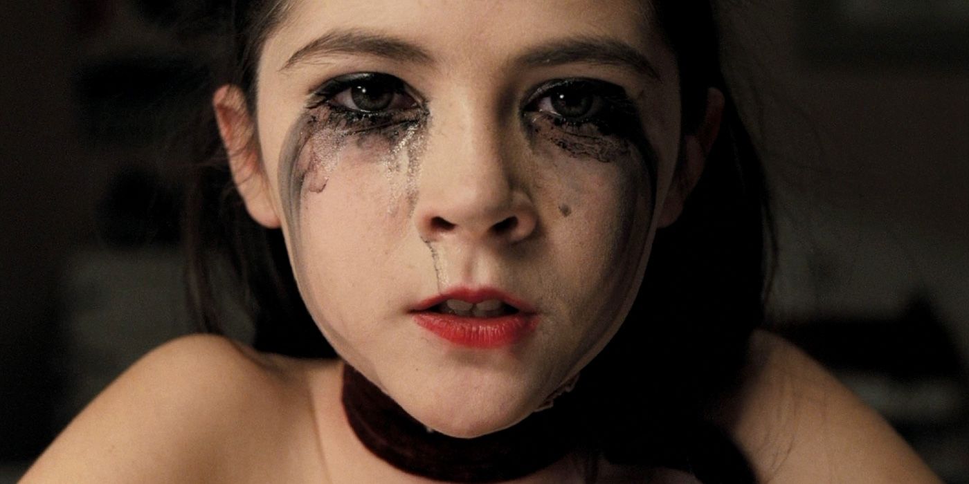 Isabelle Fuhrman con maquillaje corriendo por su rostro en Orphan.