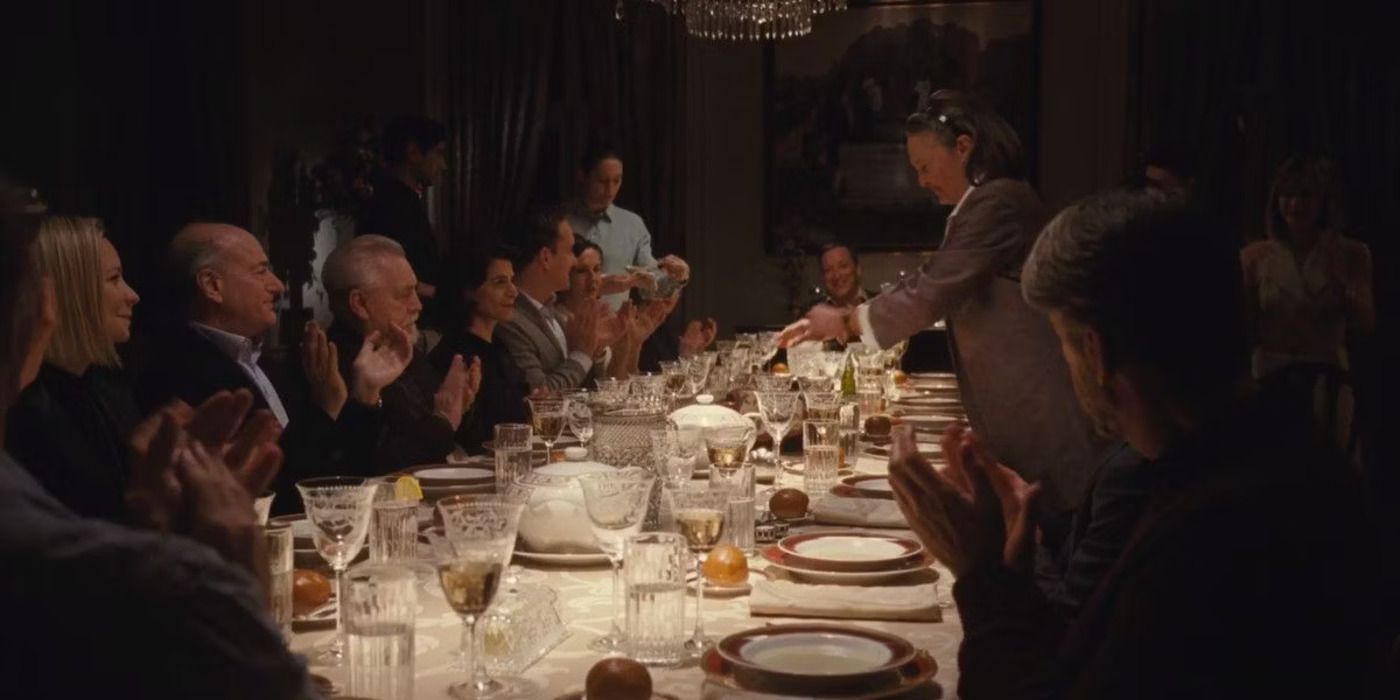 Familia Pierce y Roy sentados en una cena en Succession