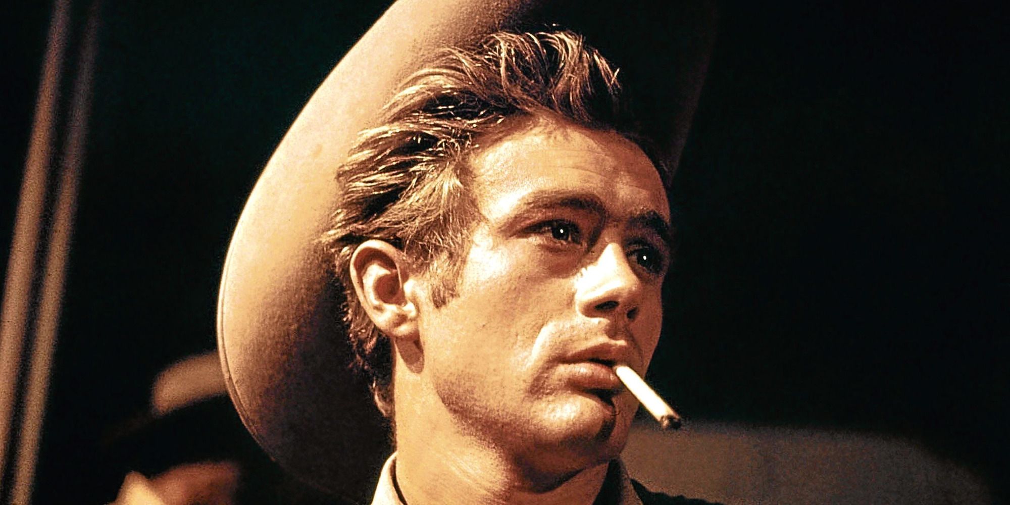 James Dean con sombrero de vaquero fumando un cigarrillo