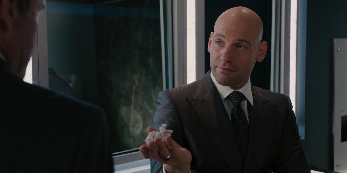 Corey Stoll como Darren Cross sosteniendo un pañuelo en Ant-Man (2015)