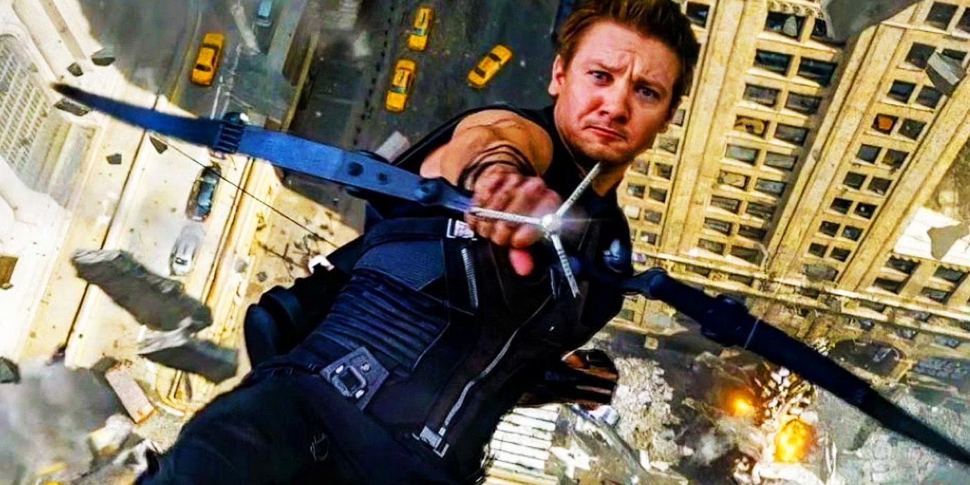 Hawkeye de Jeremy Renner saltando de un edificio en Los Vengadores