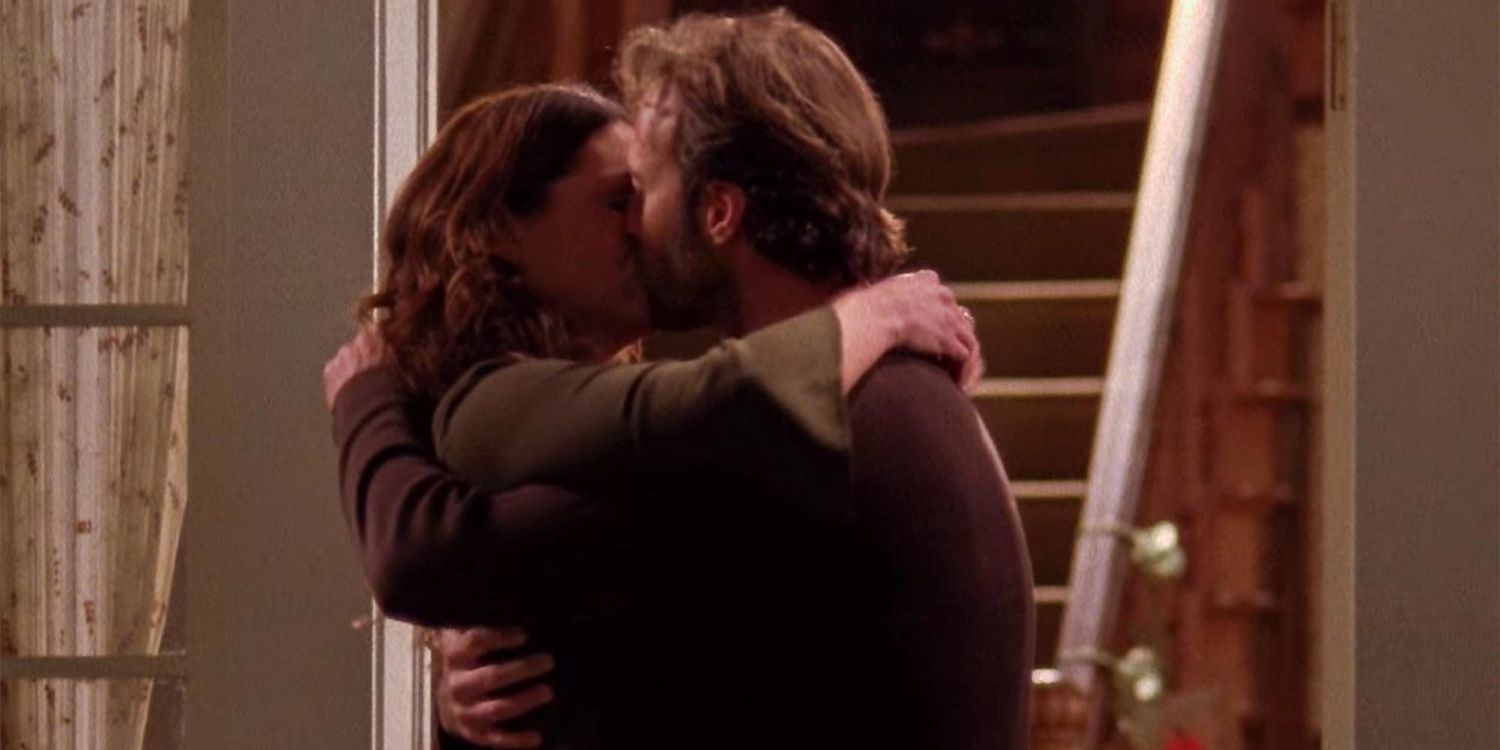 Luke and Lorelai's first kiss in Gilmore Girls 