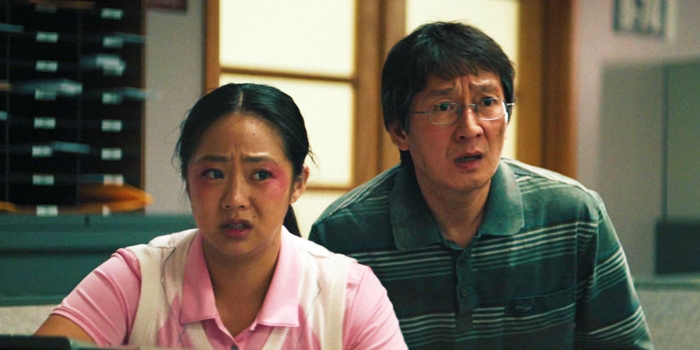 Stephanie Hsu como Joy y Ke Huy Quan como Waymond parecen sorprendidos en Everything Everywhere All At Once.