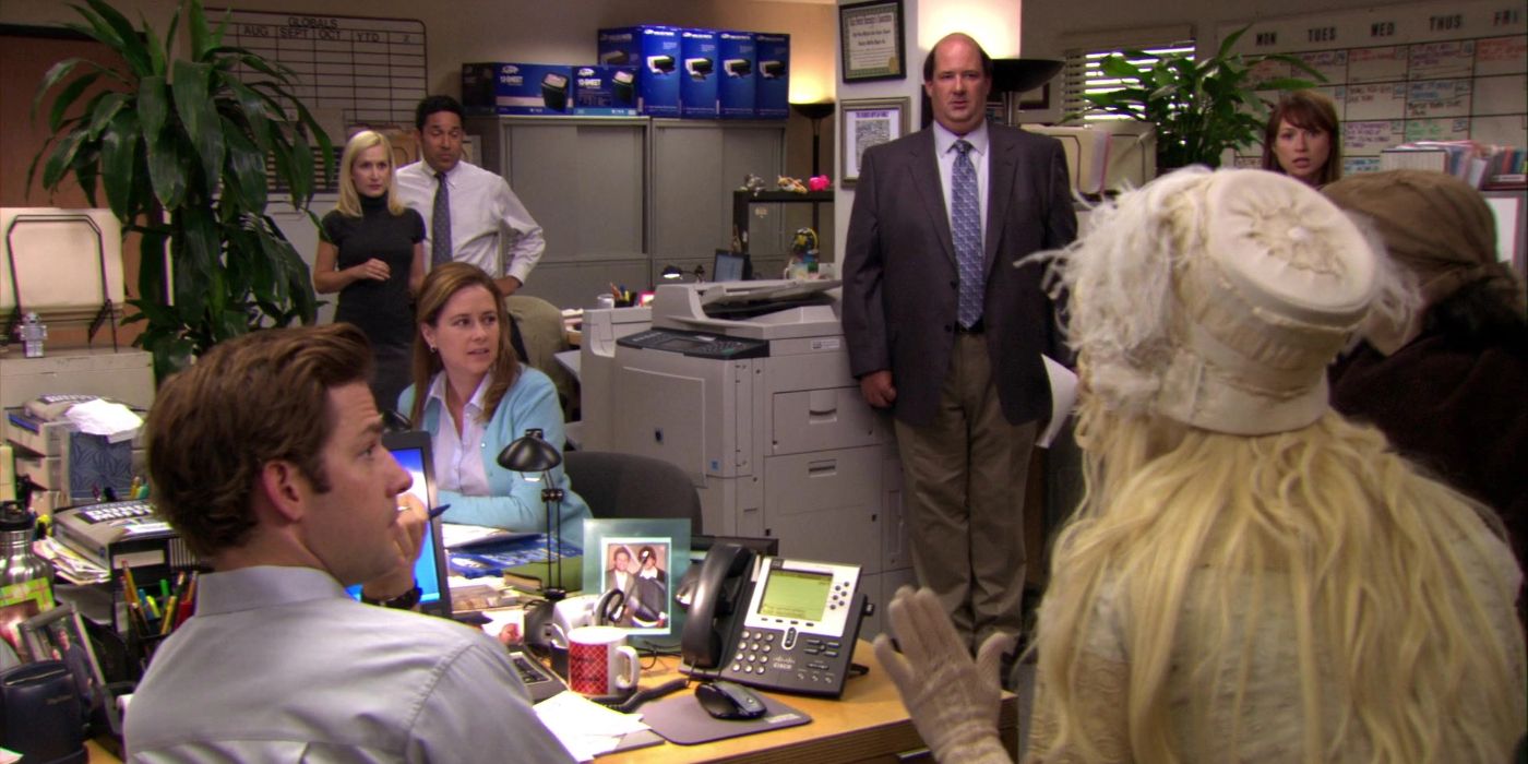 Andy's Play de The Office con Jim, Pam y Kevin viendo el elenco de Sweeney Todd en la oficina