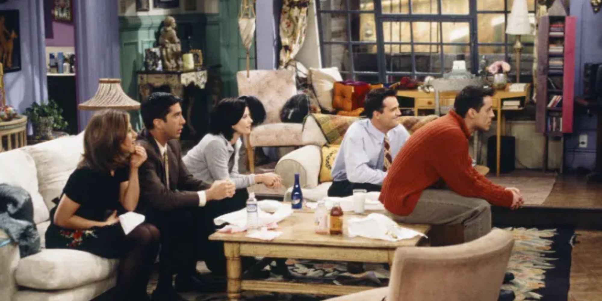 El elenco principal de Friends viendo la televisión en el departamento de Mónica