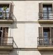 Fachada de un edificio de pisos turísticos en el centro de la ciudad de Barcelona