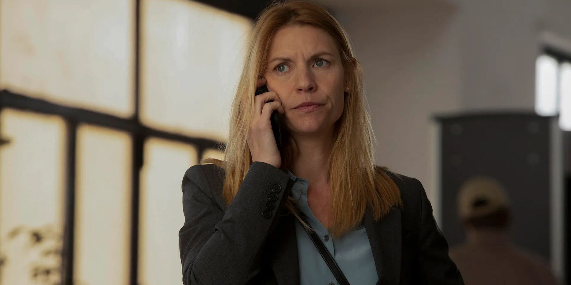 Claire Danes as Carrie Matthison talking on her cellphone in Homeland