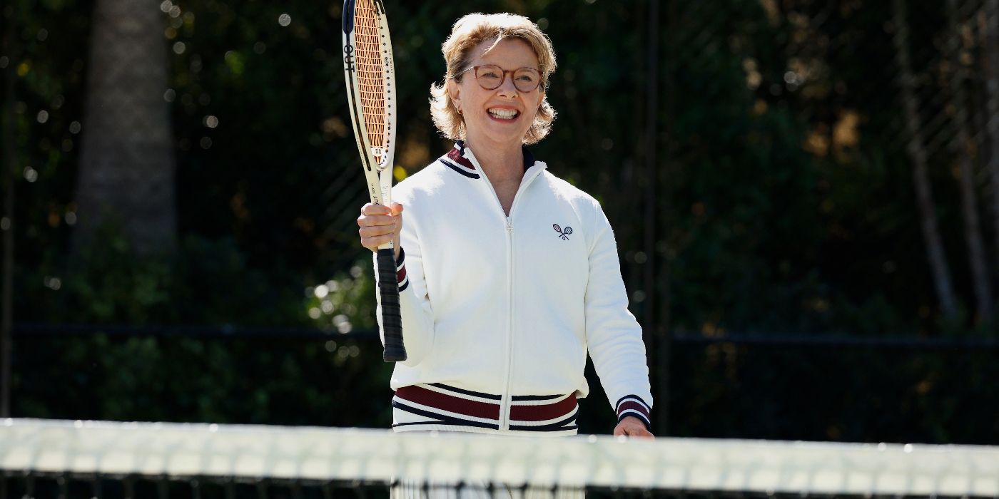 Annette Bening como Joy Delaney juega al tenis en una escena de Apples Never Fall