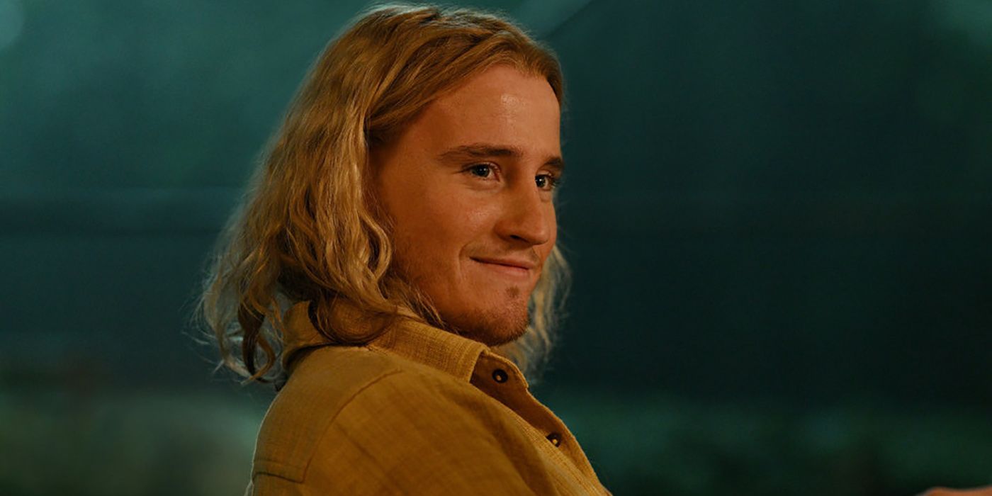 Conor Merrigan Turner, como Logan, sonríe con picardía en una escena de Apples Never Fall