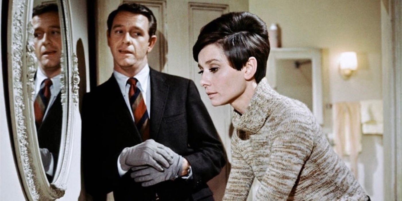 Audrey Hepburn mirándose al espejo en Wait Until Dark